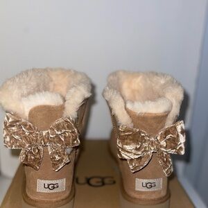 UGG Mini Bailey Bow Crush Velvet Brand New Size 9
